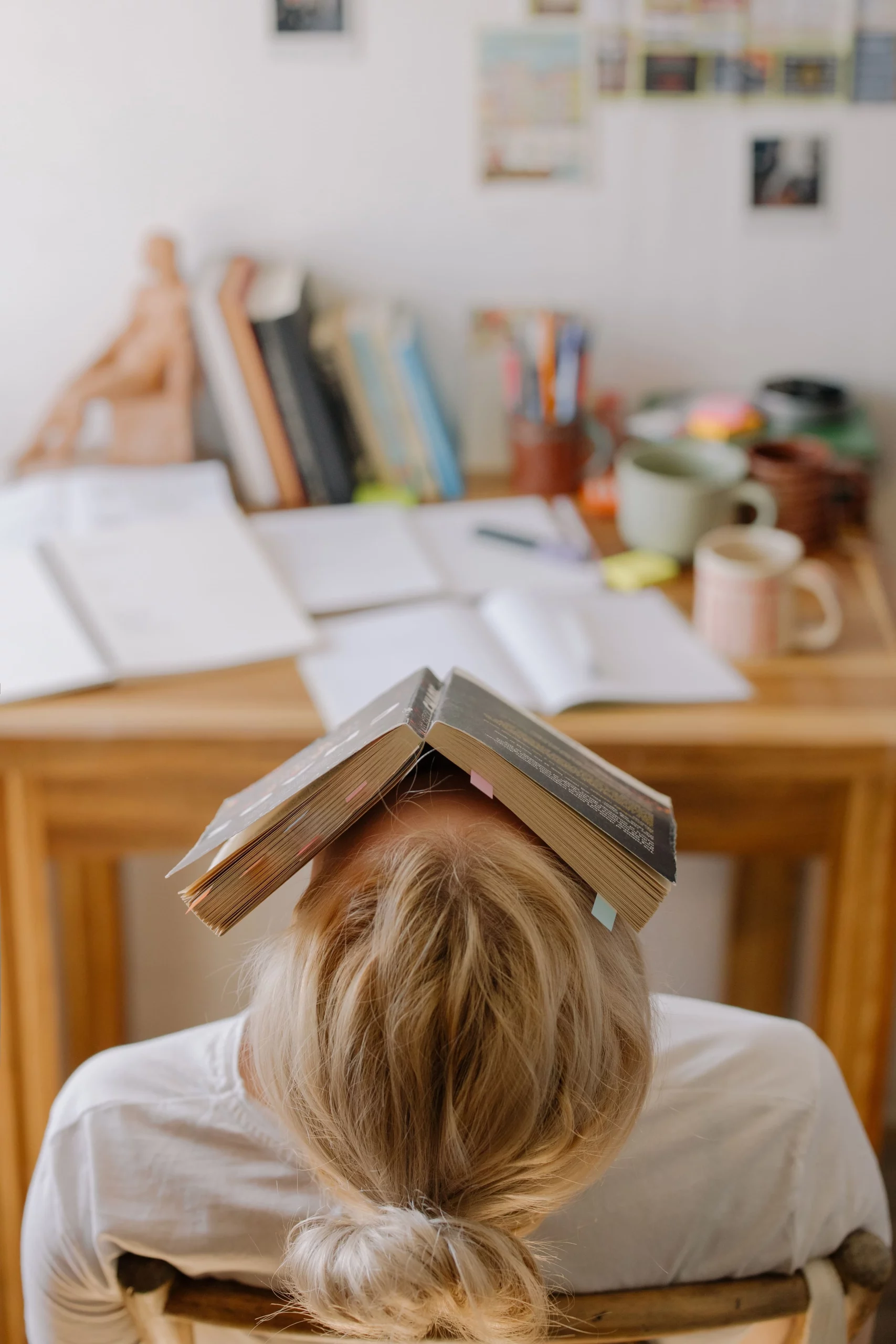 Personne se cachant le visage avec un livre