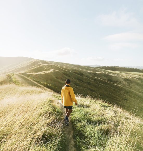 pexels-janiere-fernandez-2829336 Personne sur un sentier en haut d'une montagne