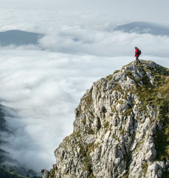 pexels-mirsad-mujanovic-691034 Personne en haut d'une montagne