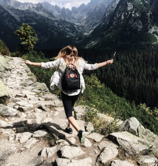pexels-nina-uhlikova-287240 Personne sur un sentier de randonnée